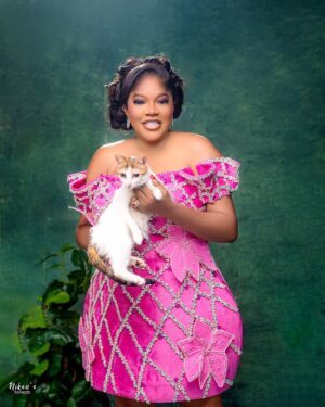 Toyin Abraham Instagram - IYALODE 💯
fabric and tailoring @ykarisfashion
Makeup @anikesignatures
Hair @myhair.ng
Photo credit @nikankonxeptsstudios