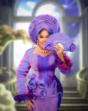 Toyin Abraham Instagram - IYALODE💪💪💪
Asooke fabric and tailoring @ykarisfashion
Makeup @anikesignatures
Gele @abydouz_gele
Beads @ordawyse_jewels
Hair @myhair.ng
Photo credit @nikankonxeptsstudios