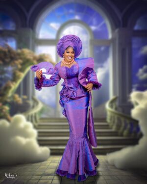 Toyin Abraham Instagram - IYALODE💪💪💪
Asooke fabric and tailoring @ykarisfashion
Makeup @anikesignatures
Gele @abydouz_gele
Beads @ordawyse_jewels
Hair @myhair.ng
Photo credit @nikankonxeptsstudios