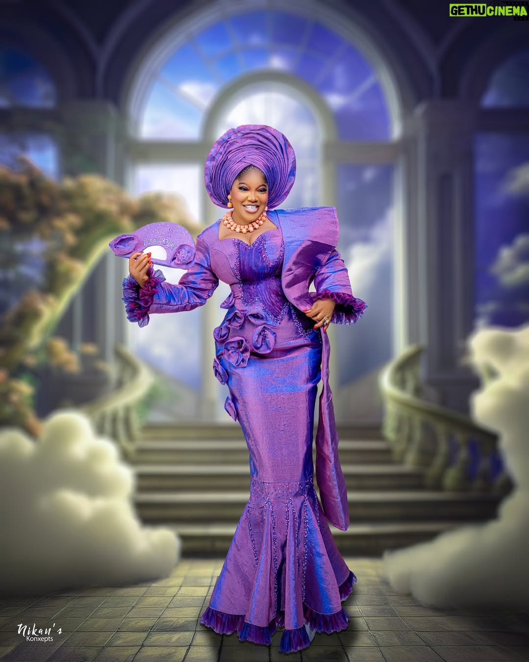 Toyin Abraham - 89.3K Likes - IYALODE💪💪💪

Asooke fabric and tailoring @ykarisfashion 
Makeup  @anikesignatures 
Gele @abydouz_gele 
Beads @ordawyse_jewels
Hair @myhair.ng 
Photo credit @nikankonxeptsstudios