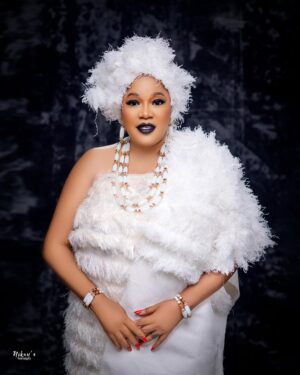 Toyin Abraham Instagram - IYALODE for LABAKE OLODODO💯 @iyaboojofespris congratulations once again sis, Labake Olododo is such an Amazing Movie and will be out in all cinemas from 28th of March🙏