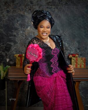Toyin Abraham Instagram - IYALODE in all cinemas💪💪
In my IYALODE era for my beautiful Aya femi @veekee_james happy birthday my darling 😘 ❤️
Outfit tailored @ykarisfashion
Makeup @anikesignatures
Gele @gele_by_jerry
Fabric & liquid gele @ewalagos.ng
Beads @ordawyse_jewels
Photocredit @uyi.breeze
Content @jerry_shot_it