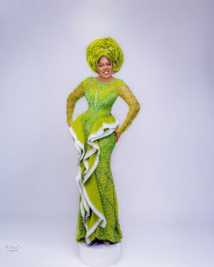 Toyin Abraham Instagram - I.Y.A.L.O.D.E is here 🙌🙌🔥
Outfit tailored @ykarisfashion
Makeup @anikesignatures
Gele @abydouz_gele
Liquid gele & fabric @ewalagos.ng
Hair @myhair.ng
Purse & Accessories @tavinstoresbytiwabola
Photo @nikankonxeptsstudios