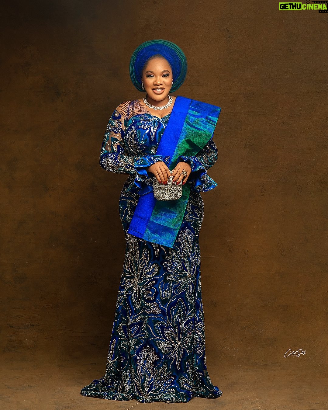 Toyin Abraham - 85.8K Likes - Outfit  tailored @ykarisfashion 
Fabric @ewalagos.ng 
Accessories & purse @tavinstoresbytiwabola
Makeup @bernards_magic 

Pls watch Street Genius on Toyin Abraham Tv on YouTube 💪💪💯