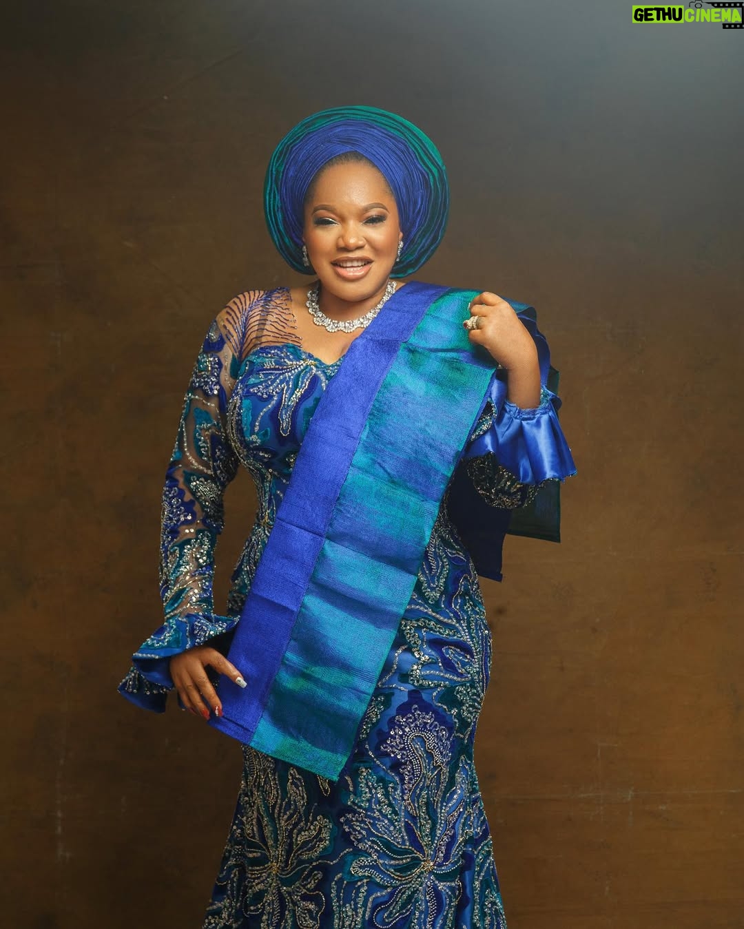 Toyin Abraham - 85.8K Likes - Outfit  tailored @ykarisfashion 
Fabric @ewalagos.ng 
Accessories & purse @tavinstoresbytiwabola
Makeup @bernards_magic 

Pls watch Street Genius on Toyin Abraham Tv on YouTube 💪💪💯