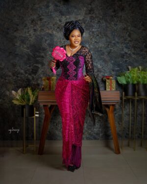 Toyin Abraham Instagram - IYALODE in all cinemas💪💪
In my IYALODE era for my beautiful Aya femi @veekee_james happy birthday my darling 😘 ❤️
Outfit tailored @ykarisfashion
Makeup @anikesignatures
Gele @gele_by_jerry
Fabric & liquid gele @ewalagos.ng
Beads @ordawyse_jewels
Photocredit @uyi.breeze
Content @jerry_shot_it