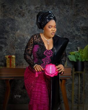Toyin Abraham Instagram - IYALODE in all cinemas💪💪
In my IYALODE era for my beautiful Aya femi @veekee_james happy birthday my darling 😘 ❤️
Outfit tailored @ykarisfashion
Makeup @anikesignatures
Gele @gele_by_jerry
Fabric & liquid gele @ewalagos.ng
Beads @ordawyse_jewels
Photocredit @uyi.breeze
Content @jerry_shot_it