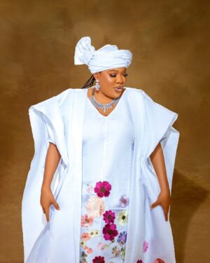 Toyin Abraham Instagram - OLORUN ELEDUMARE 🙏🙏🙏IYALODE is coming 6th of June🙏🙏
Outfit @douzngrace_collection 🔥🔥
Mua @lavish_tobbie
Jewelry @rishaa_haven
GELE stylist @abydouz_gele
Content creator @jerry_shot_it
Photographer @jubrilperspective
