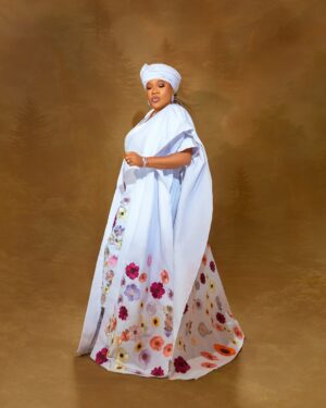 Toyin Abraham Instagram - OLORUN ELEDUMARE 🙏🙏🙏IYALODE is coming 6th of June🙏🙏
Outfit @douzngrace_collection 🔥🔥
Mua @lavish_tobbie
Jewelry @rishaa_haven
GELE stylist @abydouz_gele
Content creator @jerry_shot_it
Photographer @jubrilperspective