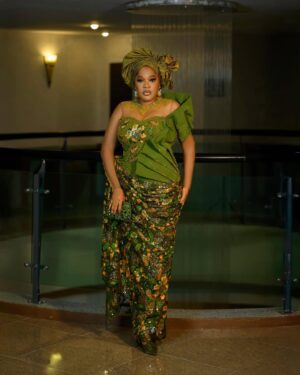 Toyin Abraham Instagram - Outfit tailored @ykarisfashion
Accessories & purse& shoe @tavinstoresbytiwabola
Makeup @bernards_magic
Photo @boboiso
#oversabiaunty #oversabi #jp2025