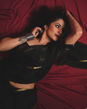 Trishaa Kamlakar Instagram - 🌸Vintage charm or bold 💋glamour? 

Pc @shubhammane_portraits 

#BlackSareeMagic #SareeMuse #BoldAndBeautiful #SareeDiaries #IndianFashion #Lovtrishaa