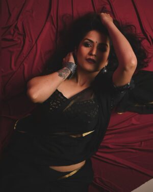 Trishaa Kamlakar Instagram - 🌸Vintage charm or bold 💋glamour? 

Pc @shubhammane_portraits 

#BlackSareeMagic #SareeMuse #BoldAndBeautiful #SareeDiaries #IndianFashion #Lovtrishaa