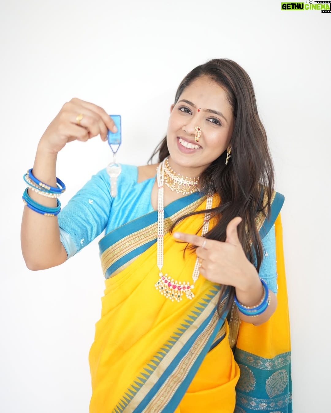 Trupti Rane - 201K Likes - माझ सगळ्यात मोठं स्वप्न होतं जे आज पूर्ण झालं ❤️😍 माझ नाही आपलं घर ❤️🤞

Middle class family मधुन आहे ना , म्हणून हे पोस्ट करतेय 😊
सगळ्यात आधी मी तुम्हाला Thank uh बोलेल ज्यानी २०१६ पासून इतका support केला , prem केल आणि फक्त तुमच्यामुळेच हे आज शक्य झालंय🙏🥺 actually ही माझ्या घरच्यांची इच्छा होती खुप वर्षापासूनची ती आज पूर्ण झाली😭
स्वतःच घर घेणं अवघड आहे पण ज्या दिवशी ते होत ना , त्या दिवशी आईशप्पथ खूप भारी वाटतं ❤️
ईतक्या वर्षाच्या मेहनतीच हे फळ आहे 🫰 
हा व्हिडिओ बघून खूप आनंद होतोय आणि मला माहीत आहे तुम्हाला पण झालाय 🥰
.
.
.jewellery - @chintamani.collection5500 
Pc - @vm_photography_30