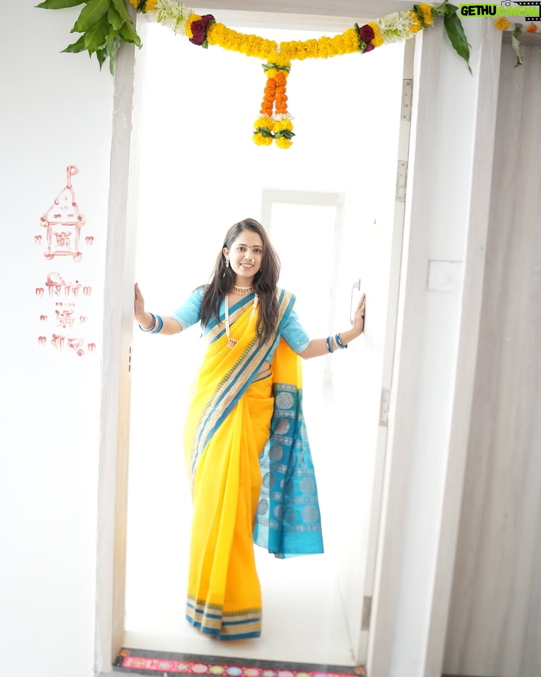 Trupti Rane - 201K Likes - माझ सगळ्यात मोठं स्वप्न होतं जे आज पूर्ण झालं ❤️😍 माझ नाही आपलं घर ❤️🤞

Middle class family मधुन आहे ना , म्हणून हे पोस्ट करतेय 😊
सगळ्यात आधी मी तुम्हाला Thank uh बोलेल ज्यानी २०१६ पासून इतका support केला , prem केल आणि फक्त तुमच्यामुळेच हे आज शक्य झालंय🙏🥺 actually ही माझ्या घरच्यांची इच्छा होती खुप वर्षापासूनची ती आज पूर्ण झाली😭
स्वतःच घर घेणं अवघड आहे पण ज्या दिवशी ते होत ना , त्या दिवशी आईशप्पथ खूप भारी वाटतं ❤️
ईतक्या वर्षाच्या मेहनतीच हे फळ आहे 🫰 
हा व्हिडिओ बघून खूप आनंद होतोय आणि मला माहीत आहे तुम्हाला पण झालाय 🥰
.
.
.jewellery - @chintamani.collection5500 
Pc - @vm_photography_30