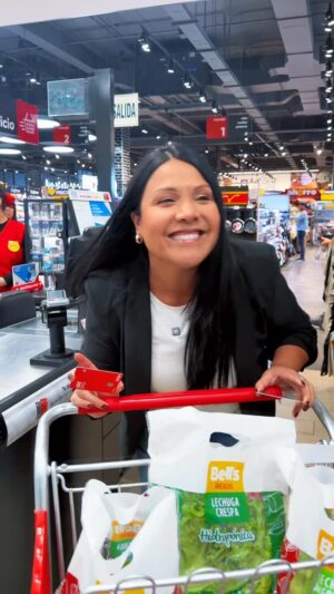 Tula Rodríguez Instagram - Hermana... ¿tú también sientes que todo está carísimo? 
😩Yo andaba igual, viendo el total en caja y sudando frío... Peeero, con mis Tarjetas oh! o la oh!pay, en plazaVea me devuelven el 1% de mis compras en platita directo a la app AGORA 💸✨

¿Tú ya estás aprovechando ese 1%? 👀👇​

@tarjetaoh
 #descuentos #tarjetaoh #plazaVea Publicidad