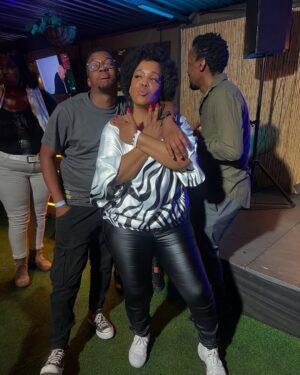 Tumi Morake Instagram - What a night! Farmhouse brought the laughs and vibes as we played with other children. S/O to @mduntulicomedian @nkullyphiri and @ronimodimola for the rib crackers.
Slide 1: Me pulling a Gaddafi with my female bodyguards.
Slide 2&3: Standard procedure
Slide 4&5: When rakgadi and malome give the young man a good talking to and relegate the drunk uncle to the side😂
#tumibathong #rakgaditumi #comedy #proudlysacomedy #aflyymrs