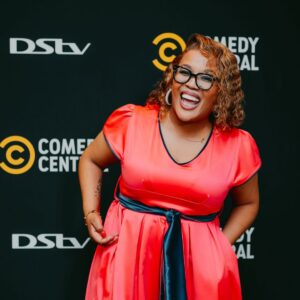 Tumi Morake Instagram - @comicschoiceawards @savannacider Newcomer showcase baby!!! Let’s usher in the new talent with belly laughs. We are comedying here! Thanks bye. #savannacca #berekamosadi #tumibathong
🪄: @oneeyedjacksa
👗: @stitchedbyinga
💄: @amahlembonani_
💅🏽: @cremabeauty_sa
🪮: @amahlembonani_