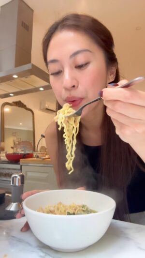 Tyna Dwi Jayanti Instagram - Sarapan pagi tadi, kalo lagi mager dan anak2 lg minta yg berkuah. Anti gagal dijamin mantul dan semua bisa dibeli kilat haha
Mie Godog Jawa 🍜
- 1 dada ayam
- 1 bungkus mie telur
- 4 telur
- sawi
- kol
- tomat
- daun bawang iris miring panjang (idealis)
- cabe rawit utuh
- garem dan lada
- totole (teteup)
- kecap manis
Bumbu halus (tumis):
- 5 bawang merah
- 5 kemiri
- 8 bawang putih
Ps: kuah kaldu rebus dada ayam jangan dibuang, buat kuah nya nanti kayak di video ok ok!
Rawit merahnya di bejek di mangkok 🔥
Mantul markidul 🤌🏼