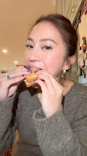 Tyna Dwi Jayanti Instagram - Yg lg suka dijadiin bekel Alunlun dan sarapan dia lately👌🏽
Bisa tahan di kulkas 7-10 hari, mantul.
- 300gr Tuna Chunk In Brine
- 4 boiled egg
- 150 gr mayonaise
- honey mustard (selera dan secukupnya)
- 150 gr bombay (cincang)
- totole (teteup)
- black pepper
- honey
- lemon squeez
Mantul markidul 🤌🏽
