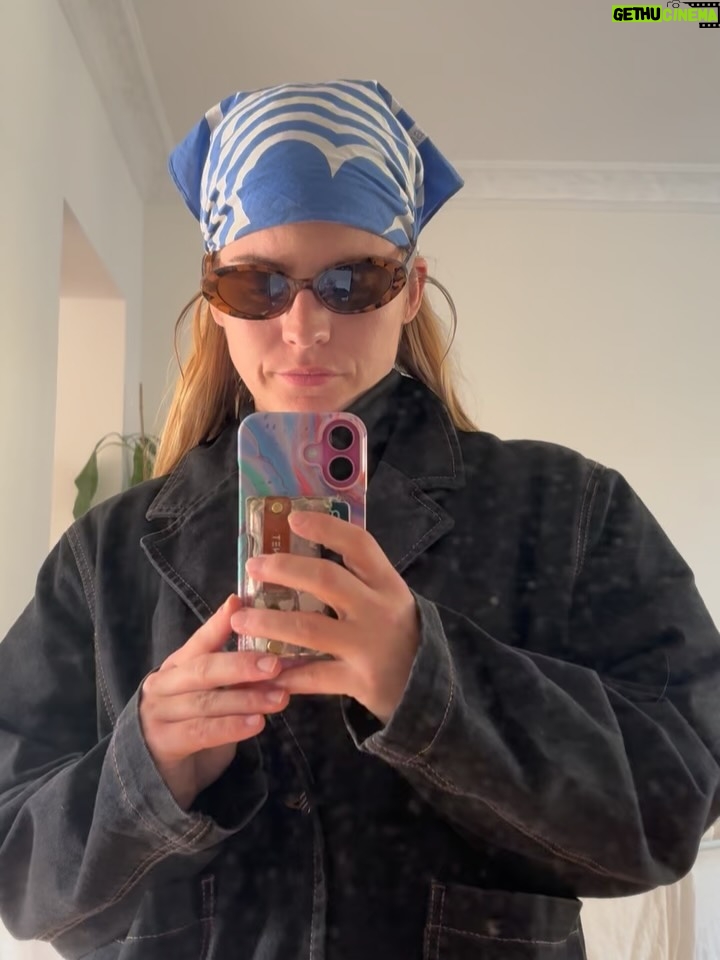 Ulrikke Falch - 3 Likes - Hallooo i januar dro jeg til København for å skrive manus til en tvserie med @madsestegger og @hannedmontanned for DR, og nå er vi i opptak! 😭 til høsten (efteråret) er det premiere 🎬