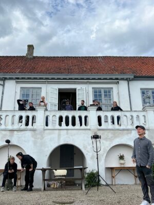 Ulrikke Falch Instagram - Hallooo i januar dro jeg til København for å skrive manus til en tvserie med @madsestegger og @hannedmontanned for DR, og nå er vi i opptak! 😭 til høsten (efteråret) er det premiere 🎬