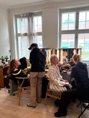 Ulrikke Falch Instagram - Hallooo i januar dro jeg til København for å skrive manus til en tvserie med @madsestegger og @hannedmontanned for DR, og nå er vi i opptak! 😭 til høsten (efteråret) er det premiere 🎬