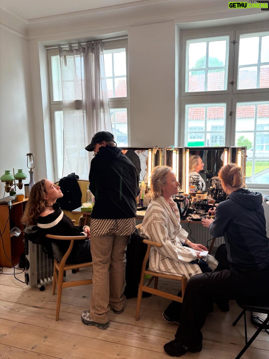 Ulrikke Falch - 3 Likes - Hallooo i januar dro jeg til København for å skrive manus til en tvserie med @madsestegger og @hannedmontanned for DR, og nå er vi i opptak! 😭 til høsten (efteråret) er det premiere 🎬