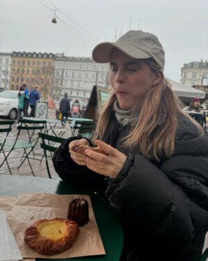 Ulrikke Falch Instagram - Kasketter og mat (  har offisielt flyttet til københavn)