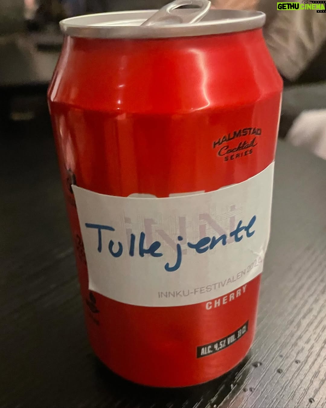 Ulrikke Falch - 3 Likes - Gjett hvem jeg side-eyer