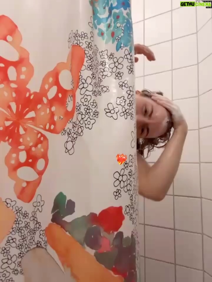 Ulrikke Falch - 3 Likes - Hallooo i januar dro jeg til København for å skrive manus til en tvserie med @madsestegger og @hannedmontanned for DR, og nå er vi i opptak! 😭 til høsten (efteråret) er det premiere 🎬