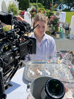 Ulrikke Falch Instagram - Hallooo i januar dro jeg til København for å skrive manus til en tvserie med @madsestegger og @hannedmontanned for DR, og nå er vi i opptak! 😭 til høsten (efteråret) er det premiere 🎬
