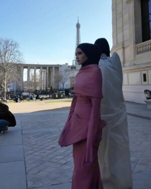 Ummi Nazeera Instagram - My first Rick Owens show in Paris.
Happy to be here representing Malaysia
Proud to be the only hijabi here
The collections.. I love it.
#pfw2025 #RickOwens
