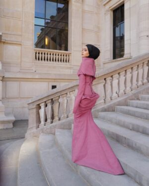 Ummi Nazeera Instagram - My first Rick Owens show in Paris.
Happy to be here representing Malaysia
Proud to be the only hijabi here
The collections.. I love it.
#pfw2025 #RickOwens