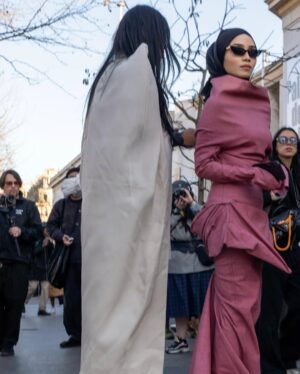 Ummi Nazeera Instagram - My first Rick Owens show in Paris.
Happy to be here representing Malaysia
Proud to be the only hijabi here
The collections.. I love it.
#pfw2025 #RickOwens