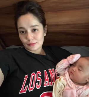 Uqasha Senrose Instagram - Salam tiba-tiba rasa sebak sangat sangat , tak sangka qasha dah lalui mengandung 9 bulan , melahirkn semua rasa apa tu sakit melahirkan berpantang membesar kan anak sampai dah nak masuk 6 bulan anak ibu Hawra Uqaira .. belajar macam2 untuk besar kan dan beri kan yang terbaik untuk anak .. Ya Allah Ya rabbi lindungilah anak ku , jagalah disetiap langkah kaki nya , di setiap detak jantungnya dan disetiap hembusan nafasnya . Ya Allah panjangkan lah umur anak ku , terangilah hatinya teguhkan lah iman nya .. cerdaskn akal nya , baguskanlah amal perbuatannya , lapangkan lah rezeki nya , dekatkn lah dengan kebaikan dan JAUHKANLAH DARI SEGALA KEBURUKAN ♥️
Ya Allah kabulkan harapan dan doa doa ku ini , agar Uqaira menjadi anak yang solehah yang taat pada perintah Mu Ya Allah , berbakti pada ibu ayah dan agama . semoga menjadi anak yang success didunia dan diakhirat ..
tak sangka Uqaira dah nak masuk 6 bulan 😢 ( emosi sebak semua ada )
Your my heart and soul sayang @hawrauqaira
p/s : kepada semua suami2 , hargailah isteri anda , besar pengorbanan isteri yang membesarkan anak tanpa pertolongan sesiapa .. yang tak cukup tidur , yang basuh baju anak lipat baju anak susun baju anak , basuh botol susu , buat kan susu , tidur kan sampai nak patah pinggang , nak makan pun hanya untuk alas perut , nak masuk toilet pun kena pegang anak , kalau letak nangis , nak mandi pun tak sempat takut anak nangis .. yang ada helper tu alhamdulilah .. yang mengasuh sendiri tu ingat lah SANGAT BESAR PAHALA NYA .. 💋