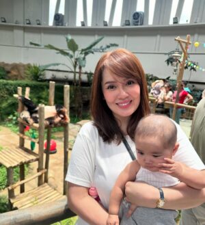 Uqasha Senrose Instagram - Salam tiba-tiba rasa sebak sangat sangat , tak sangka qasha dah lalui mengandung 9 bulan , melahirkn semua rasa apa tu sakit melahirkan berpantang membesar kan anak sampai dah nak masuk 6 bulan anak ibu Hawra Uqaira .. belajar macam2 untuk besar kan dan beri kan yang terbaik untuk anak .. Ya Allah Ya rabbi lindungilah anak ku , jagalah disetiap langkah kaki nya , di setiap detak jantungnya dan disetiap hembusan nafasnya . Ya Allah panjangkan lah umur anak ku , terangilah hatinya teguhkan lah iman nya .. cerdaskn akal nya , baguskanlah amal perbuatannya , lapangkan lah rezeki nya , dekatkn lah dengan kebaikan dan JAUHKANLAH DARI SEGALA KEBURUKAN ♥️
Ya Allah kabulkan harapan dan doa doa ku ini , agar Uqaira menjadi anak yang solehah yang taat pada perintah Mu Ya Allah , berbakti pada ibu ayah dan agama . semoga menjadi anak yang success didunia dan diakhirat ..
tak sangka Uqaira dah nak masuk 6 bulan 😢 ( emosi sebak semua ada )
Your my heart and soul sayang @hawrauqaira
p/s : kepada semua suami2 , hargailah isteri anda , besar pengorbanan isteri yang membesarkan anak tanpa pertolongan sesiapa .. yang tak cukup tidur , yang basuh baju anak lipat baju anak susun baju anak , basuh botol susu , buat kan susu , tidur kan sampai nak patah pinggang , nak makan pun hanya untuk alas perut , nak masuk toilet pun kena pegang anak , kalau letak nangis , nak mandi pun tak sempat takut anak nangis .. yang ada helper tu alhamdulilah .. yang mengasuh sendiri tu ingat lah SANGAT BESAR PAHALA NYA .. 💋