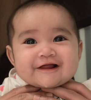Uqasha Senrose Instagram - Salam tiba-tiba rasa sebak sangat sangat , tak sangka qasha dah lalui mengandung 9 bulan , melahirkn semua rasa apa tu sakit melahirkan berpantang membesar kan anak sampai dah nak masuk 6 bulan anak ibu Hawra Uqaira .. belajar macam2 untuk besar kan dan beri kan yang terbaik untuk anak .. Ya Allah Ya rabbi lindungilah anak ku , jagalah disetiap langkah kaki nya , di setiap detak jantungnya dan disetiap hembusan nafasnya . Ya Allah panjangkan lah umur anak ku , terangilah hatinya teguhkan lah iman nya .. cerdaskn akal nya , baguskanlah amal perbuatannya , lapangkan lah rezeki nya , dekatkn lah dengan kebaikan dan JAUHKANLAH DARI SEGALA KEBURUKAN ♥️
Ya Allah kabulkan harapan dan doa doa ku ini , agar Uqaira menjadi anak yang solehah yang taat pada perintah Mu Ya Allah , berbakti pada ibu ayah dan agama . semoga menjadi anak yang success didunia dan diakhirat ..
tak sangka Uqaira dah nak masuk 6 bulan 😢 ( emosi sebak semua ada )
Your my heart and soul sayang @hawrauqaira
p/s : kepada semua suami2 , hargailah isteri anda , besar pengorbanan isteri yang membesarkan anak tanpa pertolongan sesiapa .. yang tak cukup tidur , yang basuh baju anak lipat baju anak susun baju anak , basuh botol susu , buat kan susu , tidur kan sampai nak patah pinggang , nak makan pun hanya untuk alas perut , nak masuk toilet pun kena pegang anak , kalau letak nangis , nak mandi pun tak sempat takut anak nangis .. yang ada helper tu alhamdulilah .. yang mengasuh sendiri tu ingat lah SANGAT BESAR PAHALA NYA .. 💋
