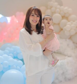Uqasha Senrose Instagram - Salam tiba-tiba rasa sebak sangat sangat , tak sangka qasha dah lalui mengandung 9 bulan , melahirkn semua rasa apa tu sakit melahirkan berpantang membesar kan anak sampai dah nak masuk 6 bulan anak ibu Hawra Uqaira .. belajar macam2 untuk besar kan dan beri kan yang terbaik untuk anak .. Ya Allah Ya rabbi lindungilah anak ku , jagalah disetiap langkah kaki nya , di setiap detak jantungnya dan disetiap hembusan nafasnya . Ya Allah panjangkan lah umur anak ku , terangilah hatinya teguhkan lah iman nya .. cerdaskn akal nya , baguskanlah amal perbuatannya , lapangkan lah rezeki nya , dekatkn lah dengan kebaikan dan JAUHKANLAH DARI SEGALA KEBURUKAN ♥️
Ya Allah kabulkan harapan dan doa doa ku ini , agar Uqaira menjadi anak yang solehah yang taat pada perintah Mu Ya Allah , berbakti pada ibu ayah dan agama . semoga menjadi anak yang success didunia dan diakhirat ..
tak sangka Uqaira dah nak masuk 6 bulan 😢 ( emosi sebak semua ada )
Your my heart and soul sayang @hawrauqaira
p/s : kepada semua suami2 , hargailah isteri anda , besar pengorbanan isteri yang membesarkan anak tanpa pertolongan sesiapa .. yang tak cukup tidur , yang basuh baju anak lipat baju anak susun baju anak , basuh botol susu , buat kan susu , tidur kan sampai nak patah pinggang , nak makan pun hanya untuk alas perut , nak masuk toilet pun kena pegang anak , kalau letak nangis , nak mandi pun tak sempat takut anak nangis .. yang ada helper tu alhamdulilah .. yang mengasuh sendiri tu ingat lah SANGAT BESAR PAHALA NYA .. 💋