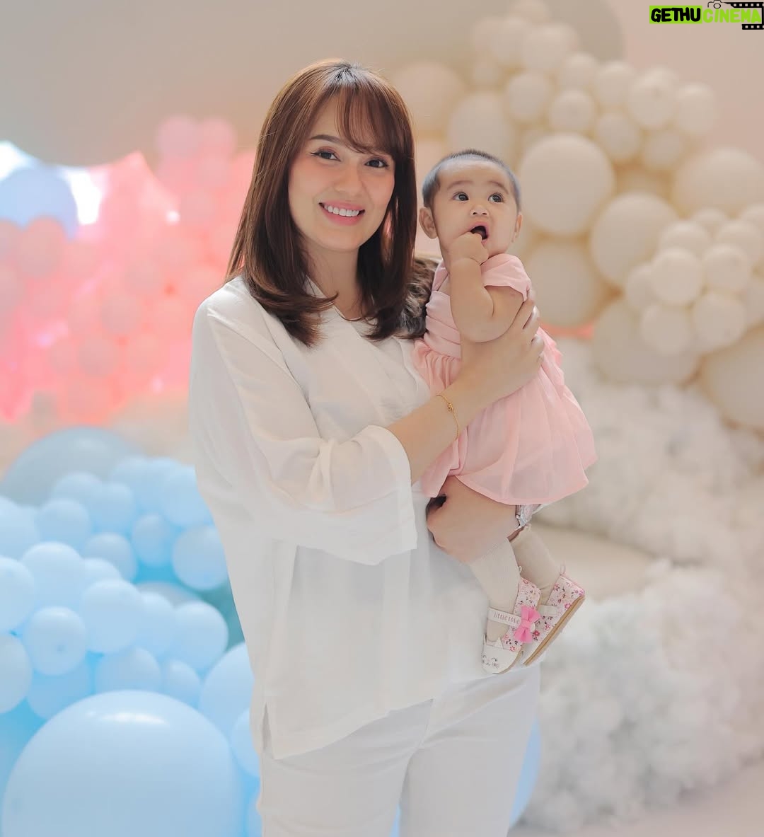 Uqasha Senrose - 98.6K Likes - Salam tiba-tiba rasa sebak sangat sangat , tak sangka qasha dah lalui mengandung 9 bulan , melahirkn semua rasa apa tu sakit melahirkan berpantang membesar kan anak sampai dah nak masuk 6 bulan anak ibu Hawra Uqaira .. belajar macam2 untuk besar kan dan beri kan yang terbaik untuk anak .. Ya Allah Ya rabbi lindungilah anak ku , jagalah disetiap langkah kaki nya , di setiap detak jantungnya dan disetiap hembusan nafasnya . Ya Allah panjangkan lah umur anak ku , terangilah hatinya teguhkan lah iman nya .. cerdaskn akal nya , baguskanlah amal perbuatannya , lapangkan lah rezeki nya , dekatkn lah dengan kebaikan dan JAUHKANLAH DARI SEGALA KEBURUKAN ♥️ 
Ya Allah kabulkan harapan dan doa doa ku ini , agar Uqaira menjadi anak yang solehah yang taat pada perintah Mu Ya Allah , berbakti pada ibu ayah dan agama . semoga menjadi anak yang success didunia dan diakhirat .. 

tak sangka Uqaira dah nak masuk 6 bulan 😢 ( emosi sebak semua ada ) 

Your my heart and soul sayang @hawrauqaira

p/s : kepada semua suami2 , hargailah isteri anda , besar pengorbanan isteri yang membesarkan anak tanpa pertolongan sesiapa .. yang tak cukup tidur , yang basuh baju anak lipat baju anak susun baju anak , basuh botol susu , buat kan susu , tidur kan sampai nak patah pinggang , nak makan pun hanya untuk alas perut , nak masuk toilet pun kena pegang anak , kalau letak nangis , nak mandi pun tak sempat takut anak nangis .. yang ada helper tu alhamdulilah .. yang mengasuh sendiri tu ingat lah SANGAT BESAR PAHALA NYA .. 💋