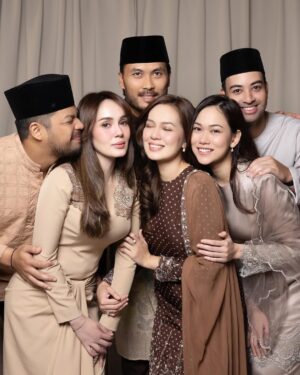 Uqasha Senrose Instagram - our 2nd day raya 🌹
@fiziwoo @kaifiziwoo