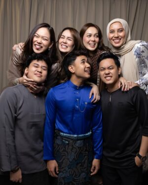 Uqasha Senrose Instagram - our 2nd day raya 🌹
@fiziwoo @kaifiziwoo