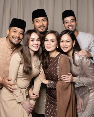 Uqasha Senrose Instagram - our 2nd day raya 🌹
@fiziwoo @kaifiziwoo