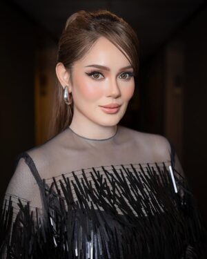 Uqasha Senrose Instagram - love my makeup and hairdo by my two sisters @azni.hadi & @by_emmielee 💋
#uqashasenrose