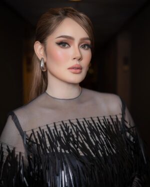 Uqasha Senrose Instagram - love my makeup and hairdo by my two sisters @azni.hadi & @by_emmielee 💋
#uqashasenrose