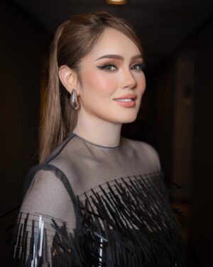 Uqasha Senrose Instagram - love my makeup and hairdo by my two sisters @azni.hadi & @by_emmielee 💋
#uqashasenrose