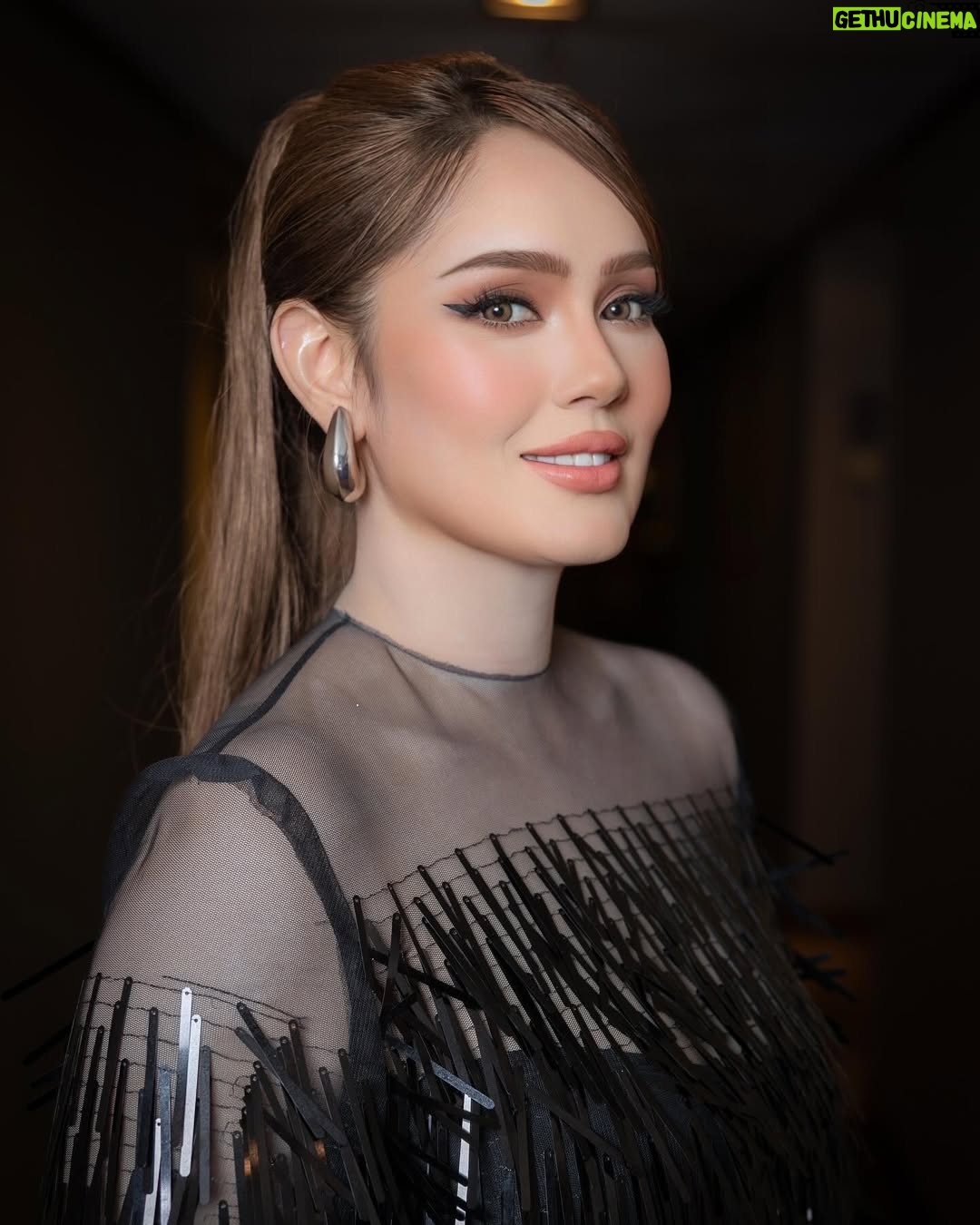 Uqasha Senrose - 54K Likes - love my makeup and hairdo by my two sisters @azni.hadi & @by_emmielee 💋 

#uqashasenrose