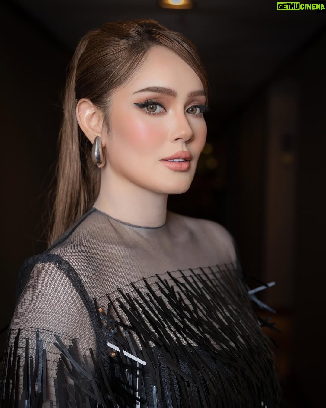 Uqasha Senrose - 54K Likes - love my makeup and hairdo by my two sisters @azni.hadi & @by_emmielee 💋 

#uqashasenrose