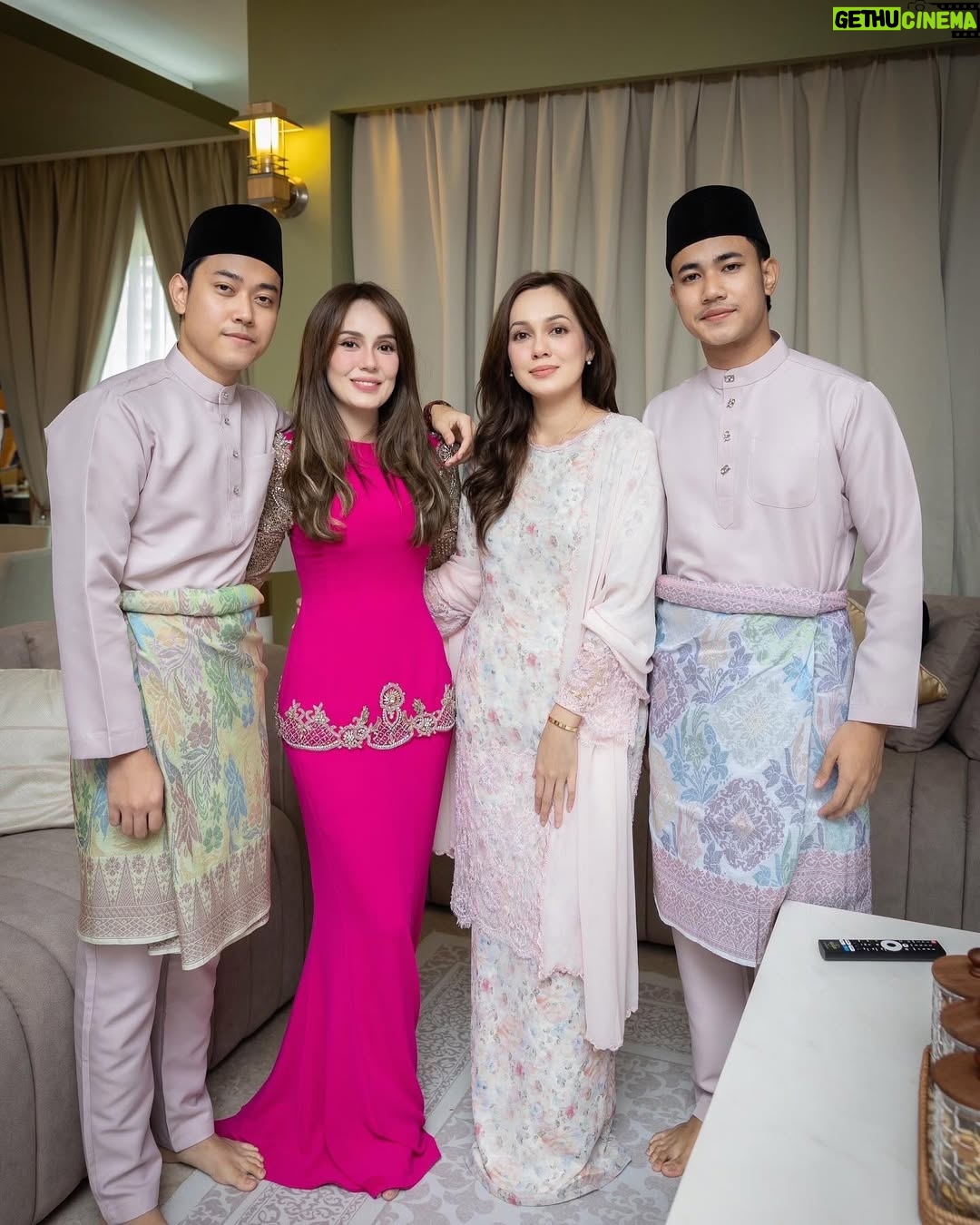 Uqasha Senrose - 154.6K Likes - Hahaaha raya2 pun suka bergossip pasal kamal duduk bawah ? lol kami dah beraya awal lg n bukan nk norm kan benda yg tak betul , lg pula lps saya dekat bawah , dia pulak nak turun n mintk maaf sama2 .. kuat nya laaa bergossip raya2 pun .. nak sibuk pelik pelik pelik .. mmg semua yg record sempat masuk semua nak edit .. sabauuu uqashauuu nurnitezen maha husnozon kata nyaaaaa .. 🤣🤣🤣