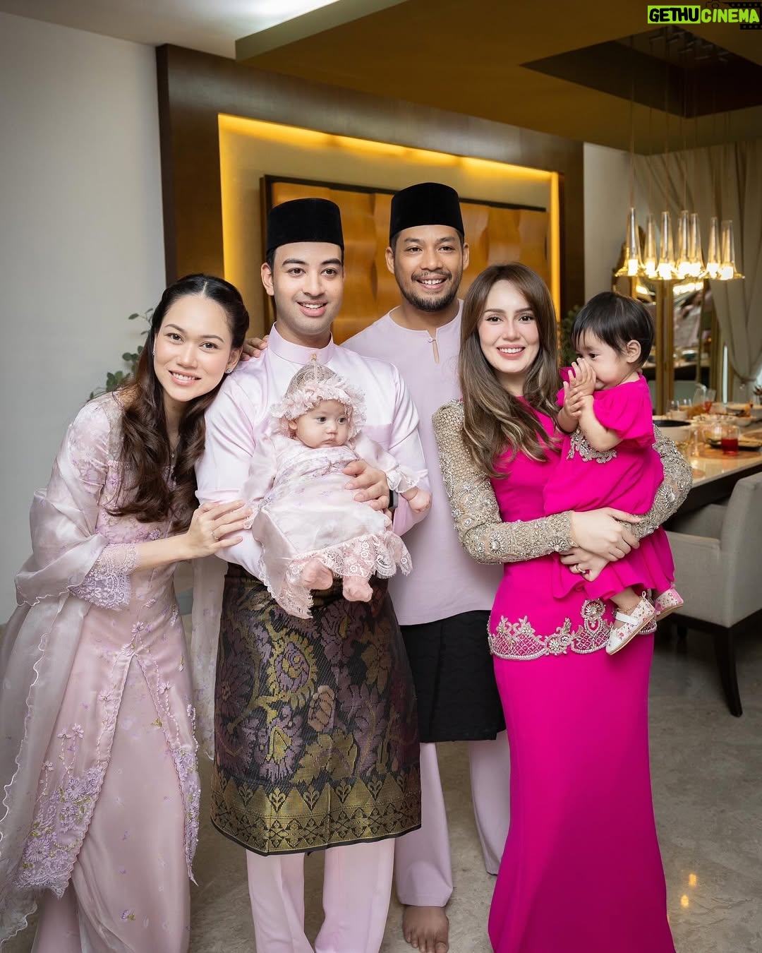 Uqasha Senrose - 154.6K Likes - Hahaaha raya2 pun suka bergossip pasal kamal duduk bawah ? lol kami dah beraya awal lg n bukan nk norm kan benda yg tak betul , lg pula lps saya dekat bawah , dia pulak nak turun n mintk maaf sama2 .. kuat nya laaa bergossip raya2 pun .. nak sibuk pelik pelik pelik .. mmg semua yg record sempat masuk semua nak edit .. sabauuu uqashauuu nurnitezen maha husnozon kata nyaaaaa .. 🤣🤣🤣