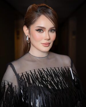 Uqasha Senrose Instagram - love my makeup and hairdo by my two sisters @azni.hadi & @by_emmielee 💋
#uqashasenrose